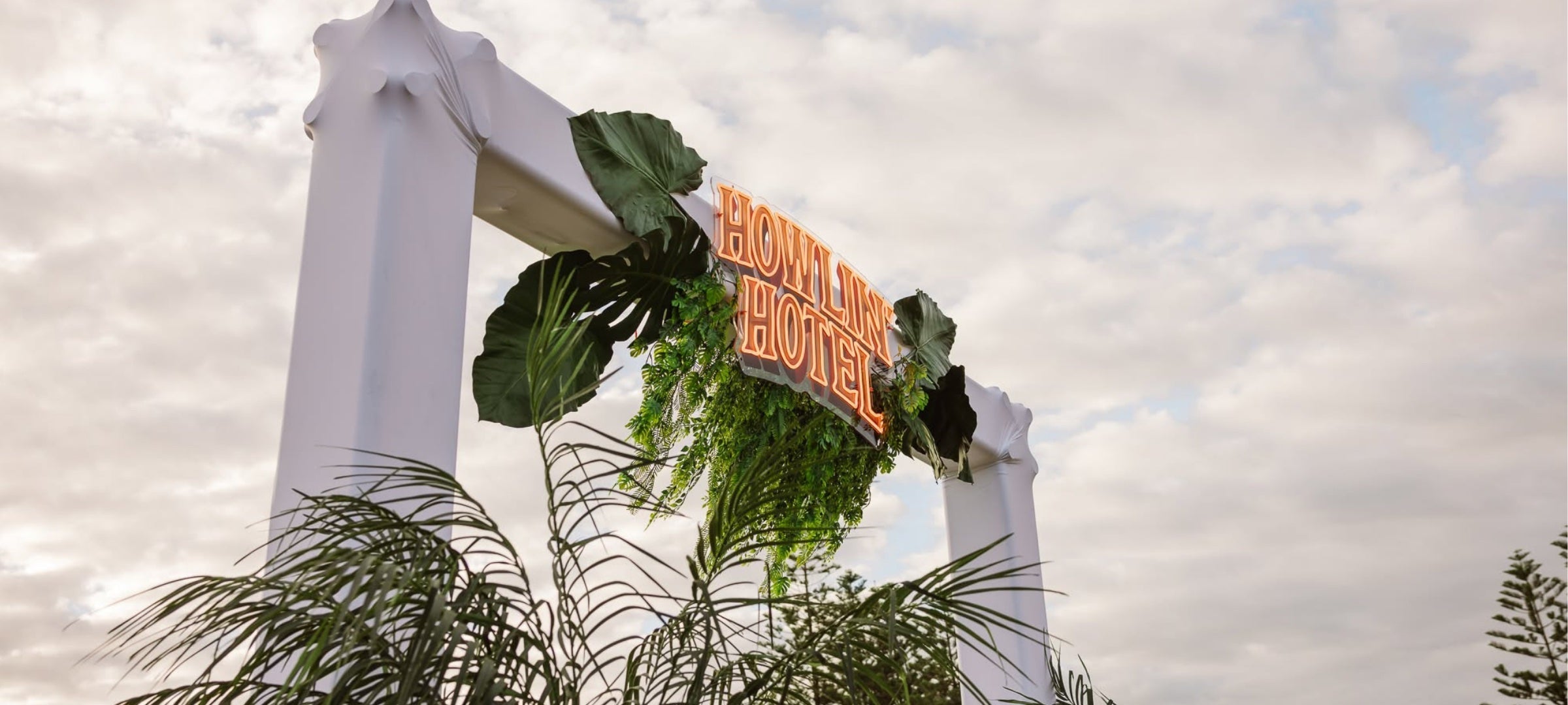 HOWLIN’ COUNTRY’S PREMIUM FESTIVAL ENTRY MOMENTS
